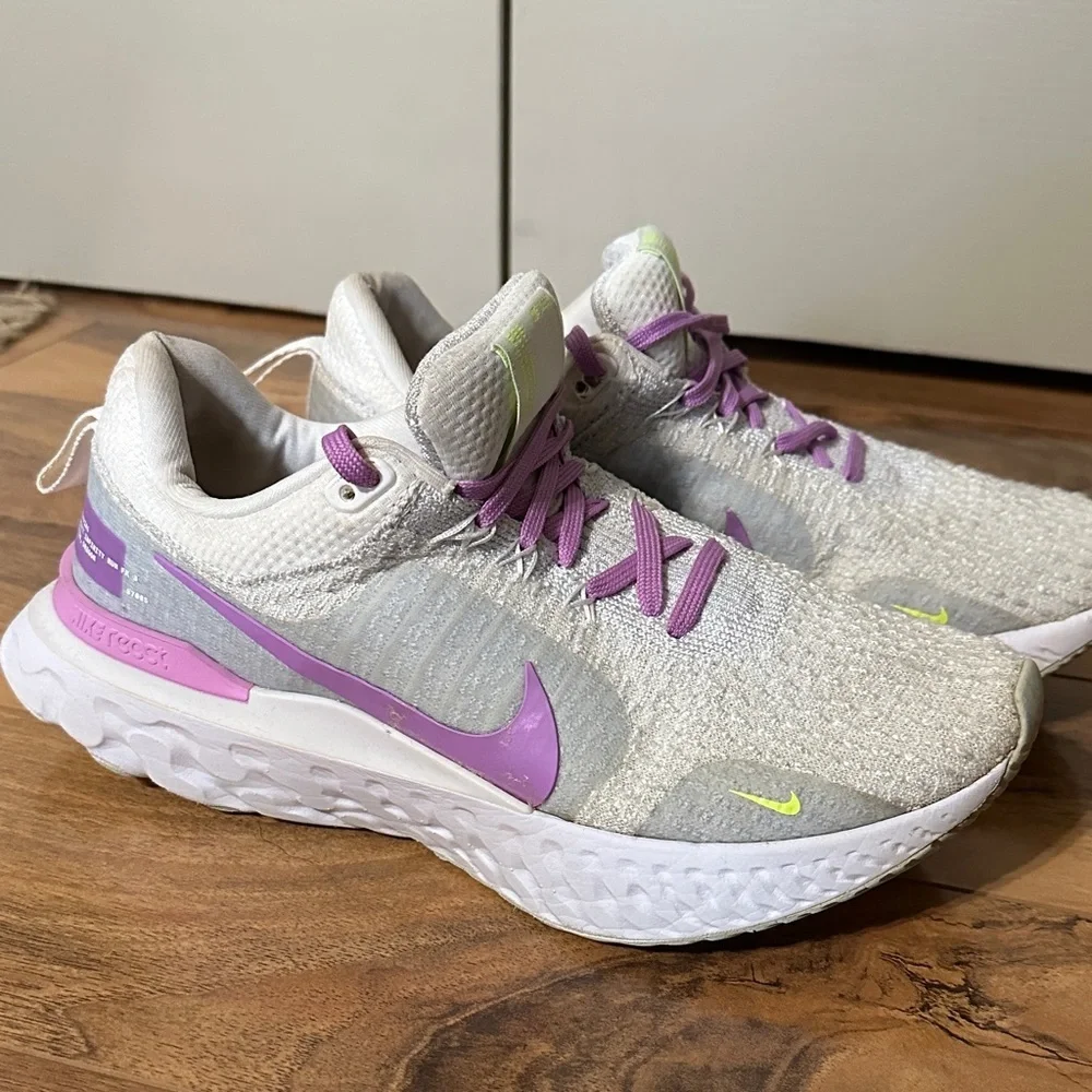 Nike Woman White and Lavender Sneakers